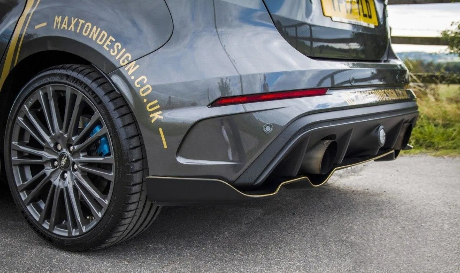 Rear Splitter Aero compatible with Ford Focus RS Mk3