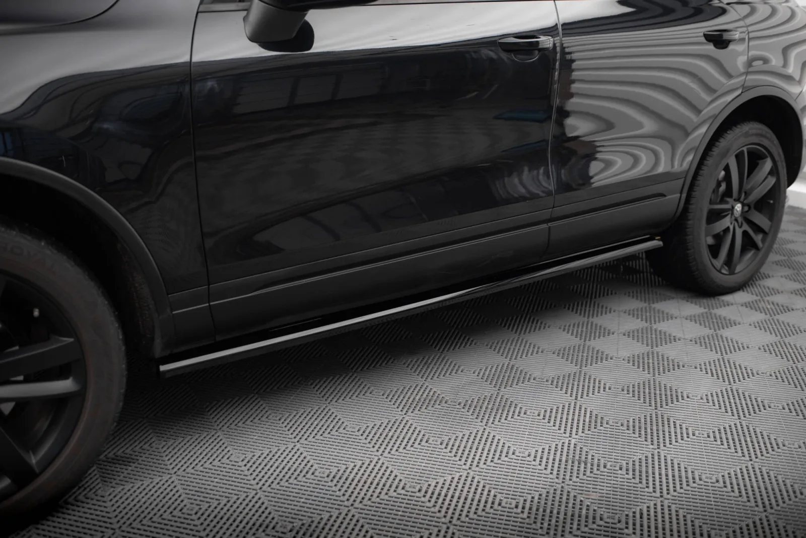 Side Skirts Diffusers compatible with Volkswagen Touareg Mk2