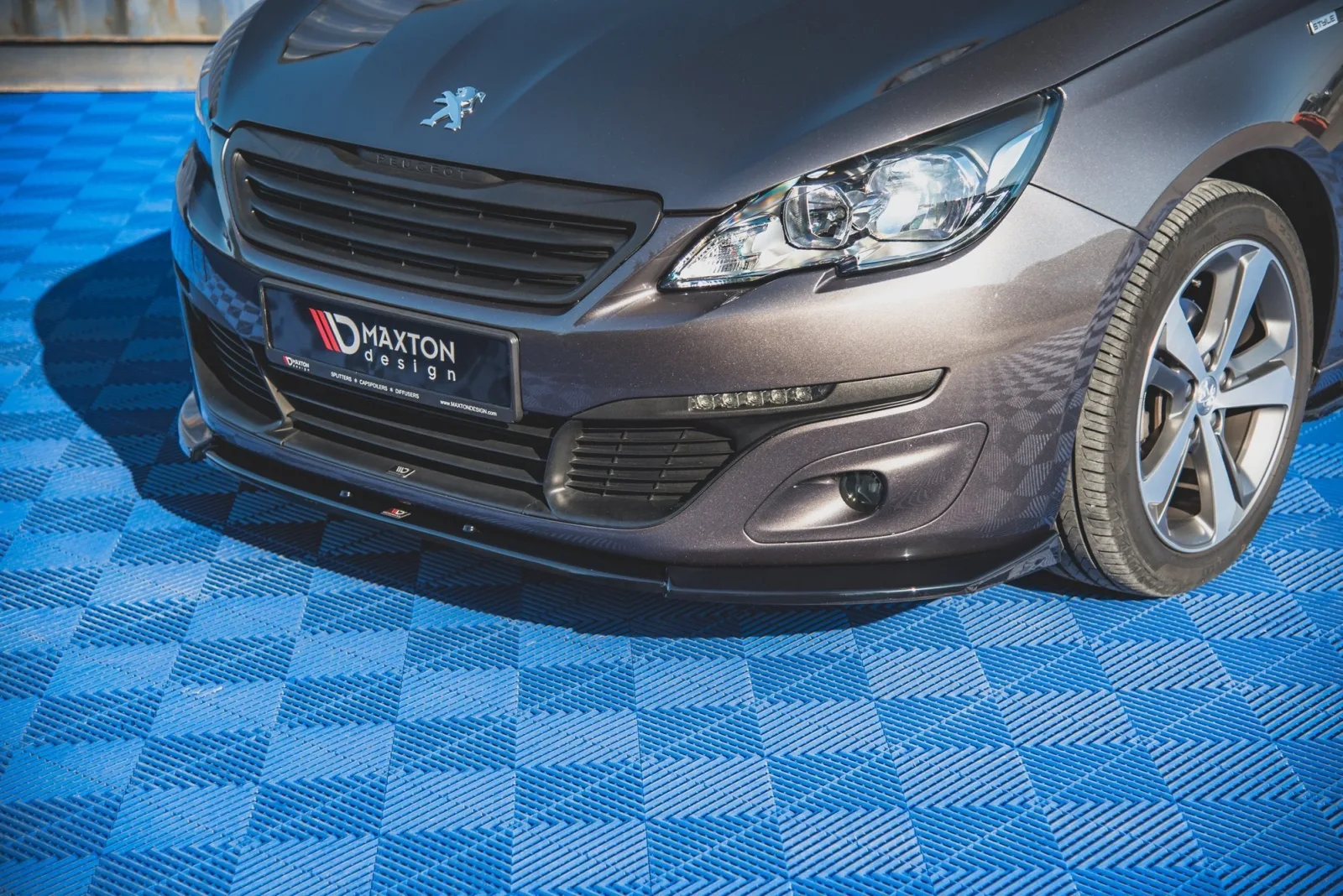 Front Splitter V.2 compatible with Peugeot 308 Mk2