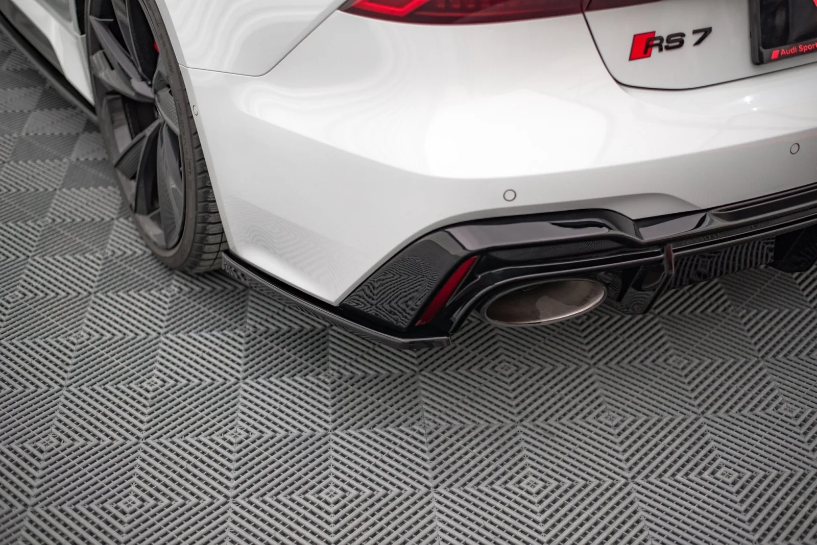 Rear Side Splitters V.2 compatible with Audi RS7 C8