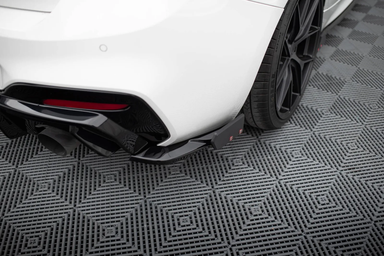 Rear Side Splitters V.5 + Flaps (for valance V.3) compatible with BMW 1 M-Pack / M140i F20 Facelift