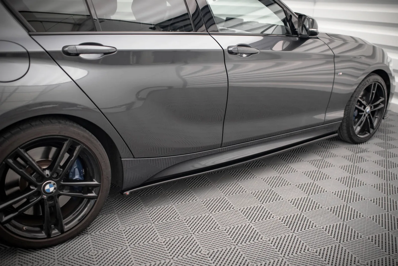 Side Skirts Diffusers V.1 compatible with BMW 1 F20 M135i / M140i / M-Pack
