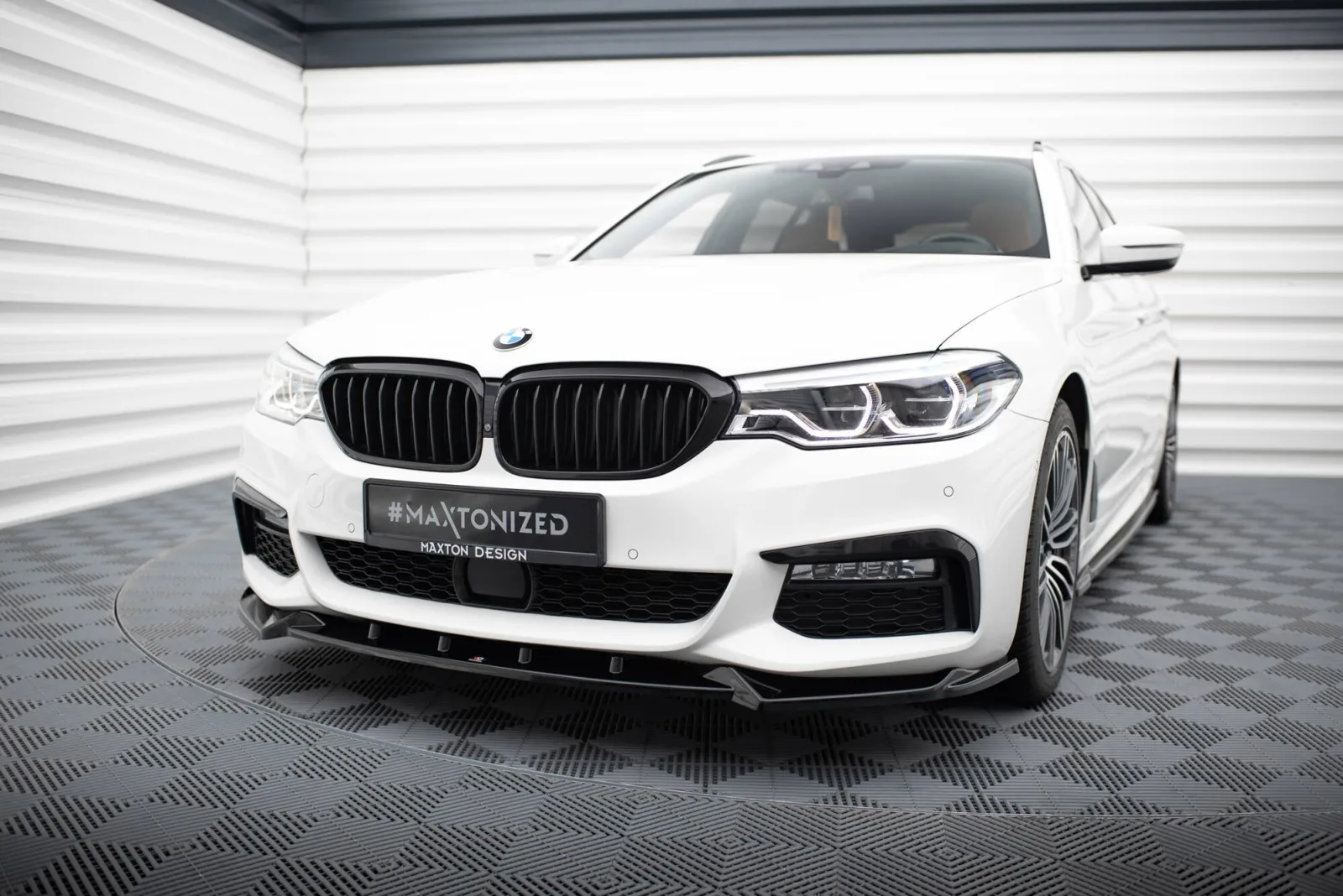 Front Splitter V.4 compatible with BMW 5 M-Pack / M550d / M550i G30/ G31 M-Pack
