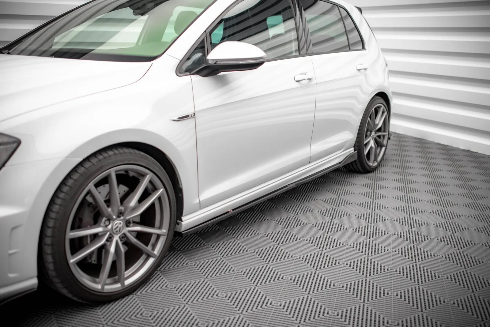Side Skirts Diffusers V.2 compatible with Volkswagen Golf R / R-Line Mk7