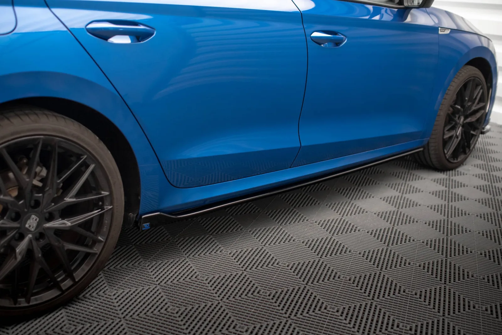 Side Skirts Diffusers V.1 compatible with Skoda Octavia Mk4