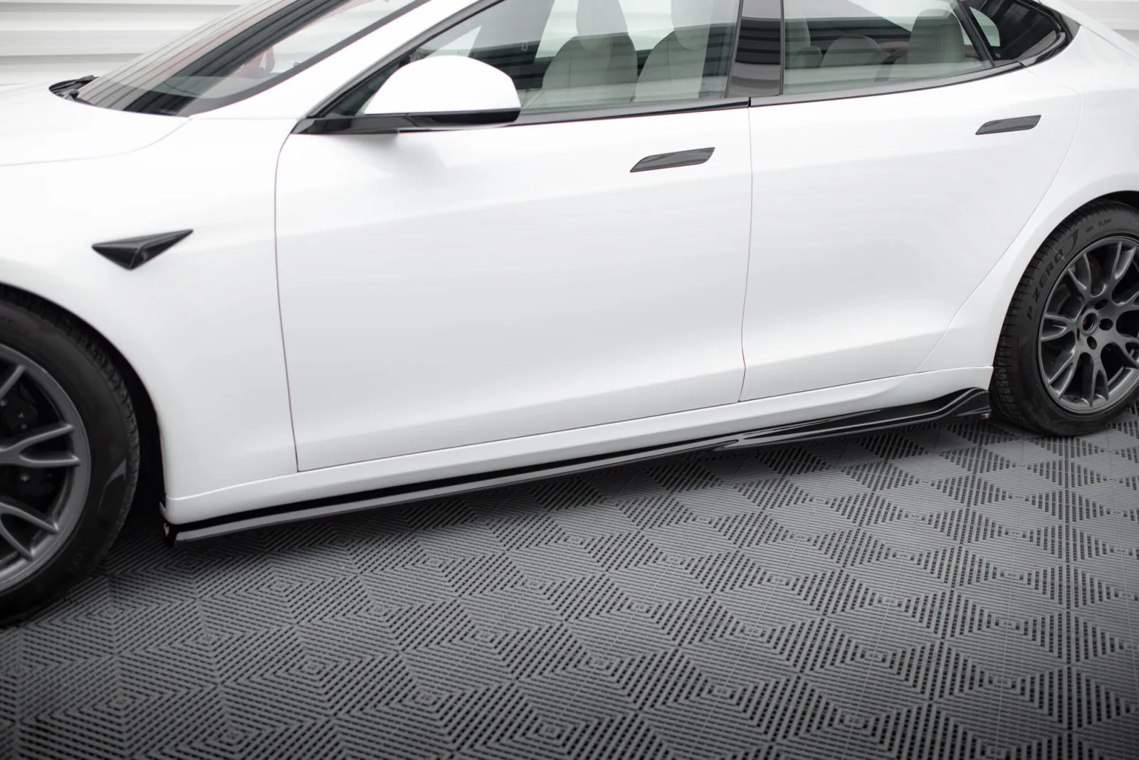 Side Skirts Diffusers V.1 compatible with Tesla Model S Plaid Mk1 Facelift