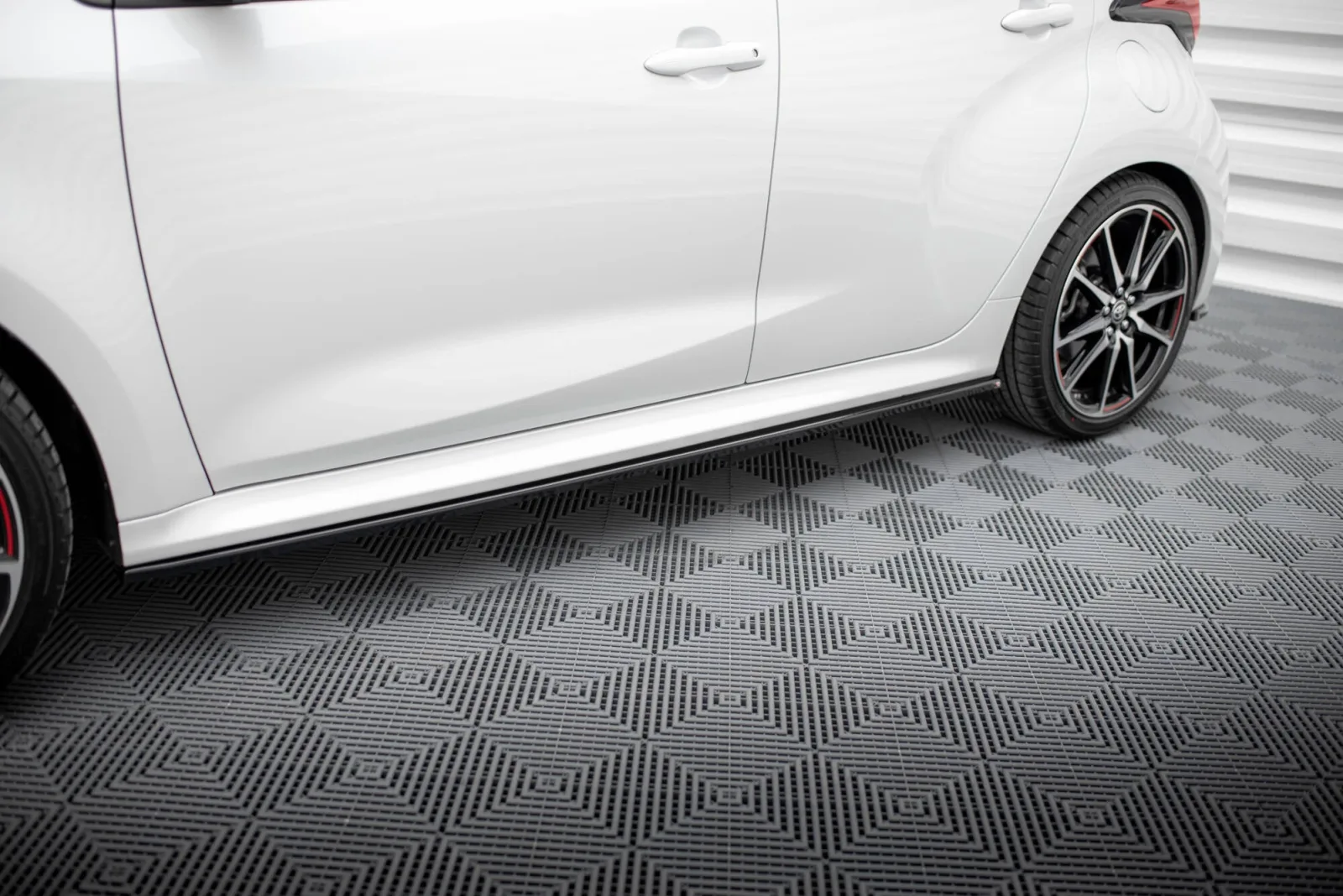 Side Skirts Diffusers V.2 compatible with Toyota Yaris Mk4