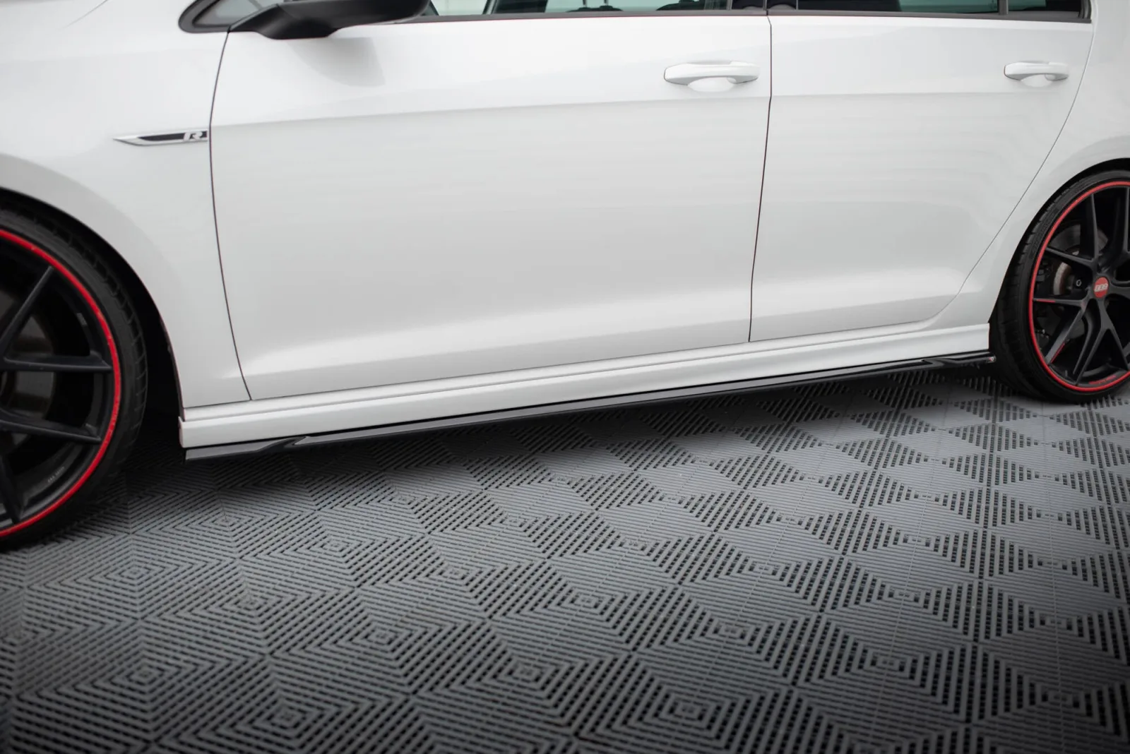 Side Skirts Diffusers V.4 compatible with Volkswagen Golf R / R-Line Mk7