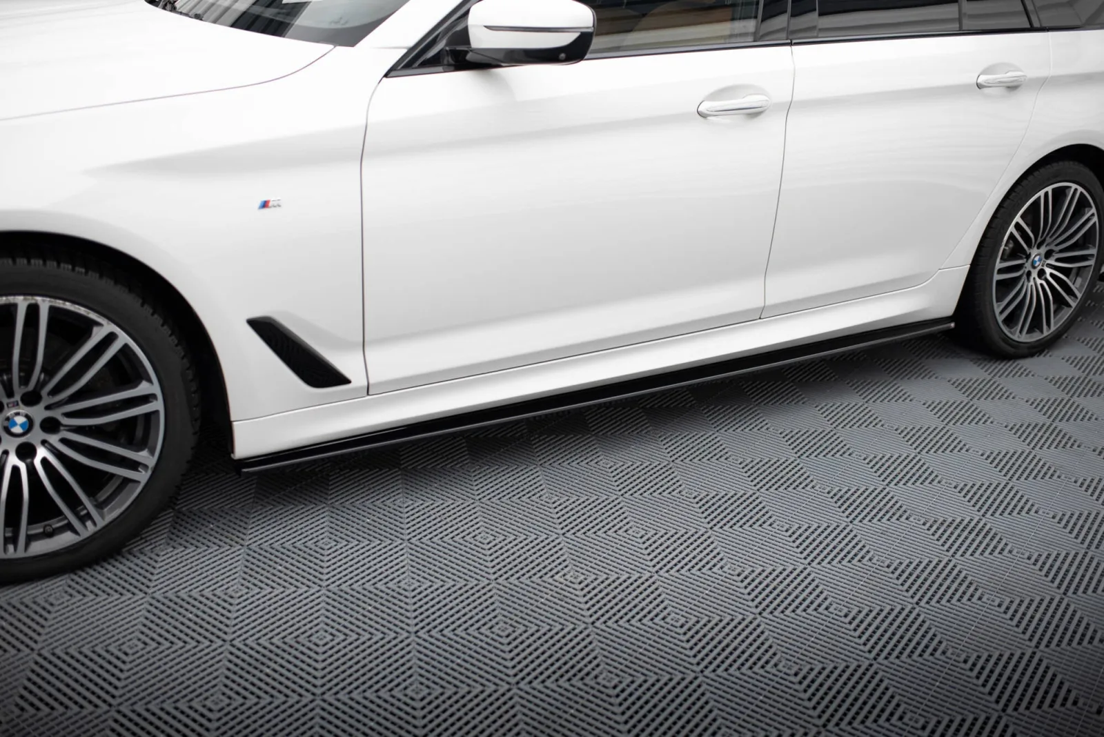 Side Skirts Diffusers V.1 compatible with BMW 5 M-Pack / M550d / M550i G30/ G31