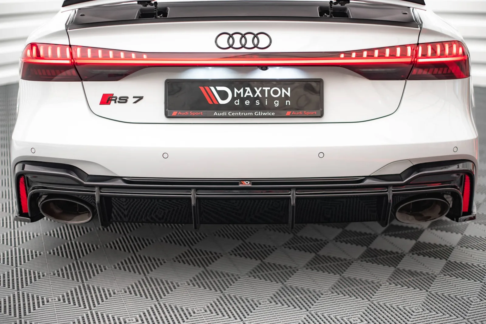 Rear Valance compatible with Audi RS7 C8 (Version with tow hook)