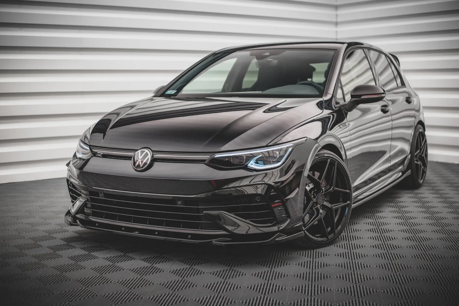 Front Splitter V.4 compatible with Volkswagen Golf R Hatchback / Variant Mk8