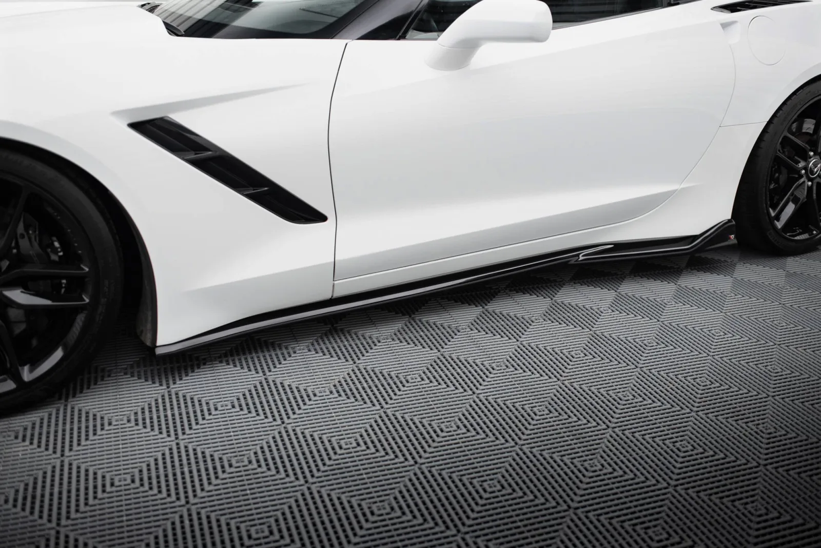 Side Skirts Diffusers V.2 compatible with Chevrolet Corvette Stingray C7