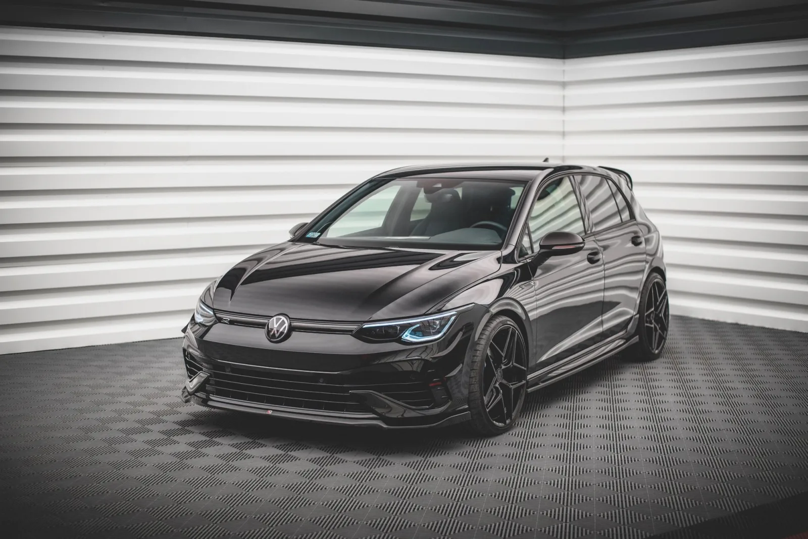 Front Splitter V.6 compatible with Volkswagen Golf R Hatchback / Variant Mk8