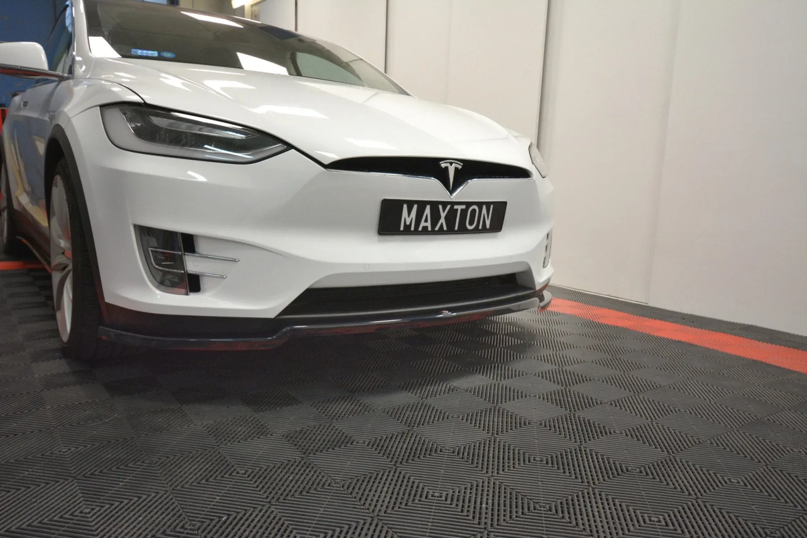 Front Splitter V.1 compatible with TESLA MODEL X