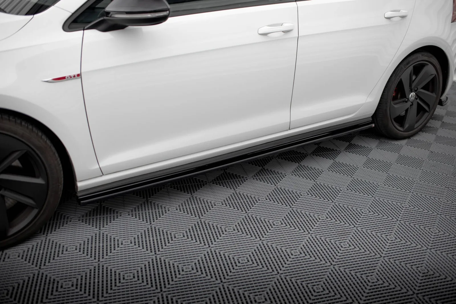 Side Skirts Diffusers V.1 compatible with Volkswagen Golf GTI / GTD Mk7 / Mk7 Facelift (szerokie)