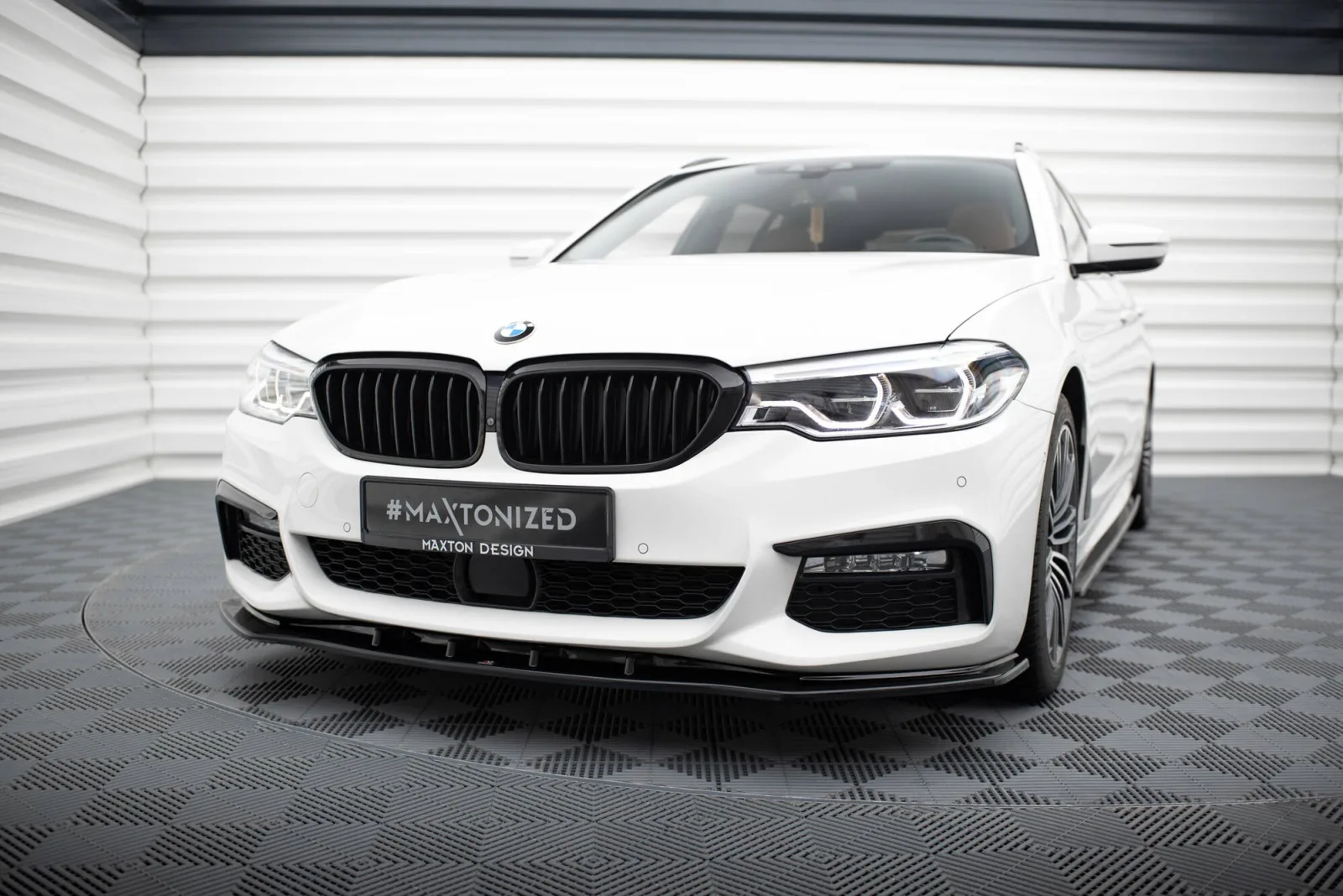 Front Splitter V.1 compatible with BMW 5 M-Pack / M550d / M550i G30/ G31 M-Pack