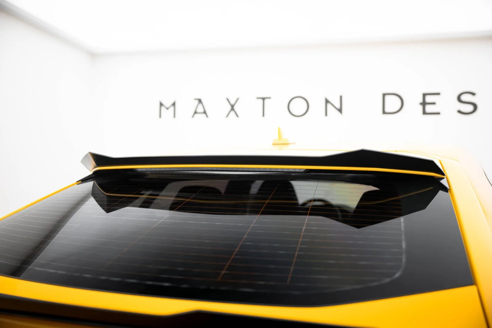 Upper Spoiler Cap compatible with Lamborghini Urus Mk1